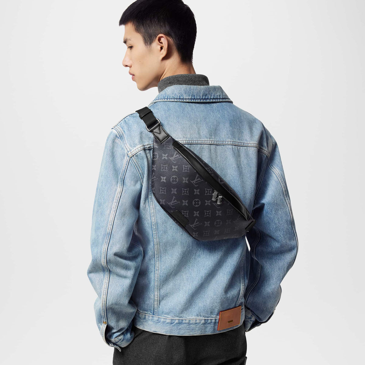 Discovery Bumbag PM Monogram Eclipse Shoes