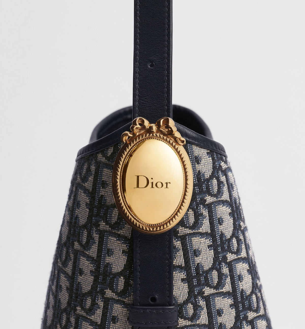 Small Médaillon Bucket Bag