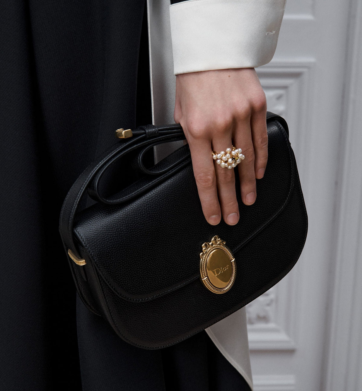 Medium Médaillon Flap Luxury Handbag With Grained Calfskin And Signature Clasp
