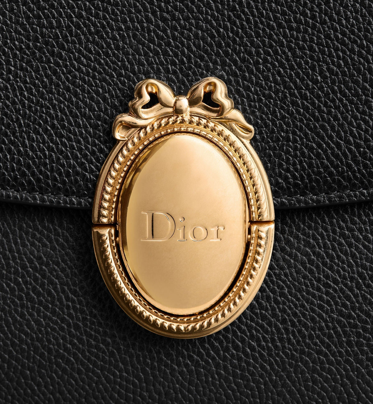 Medium Médaillon Flap Luxury Handbag With Grained Calfskin And Signature Clasp