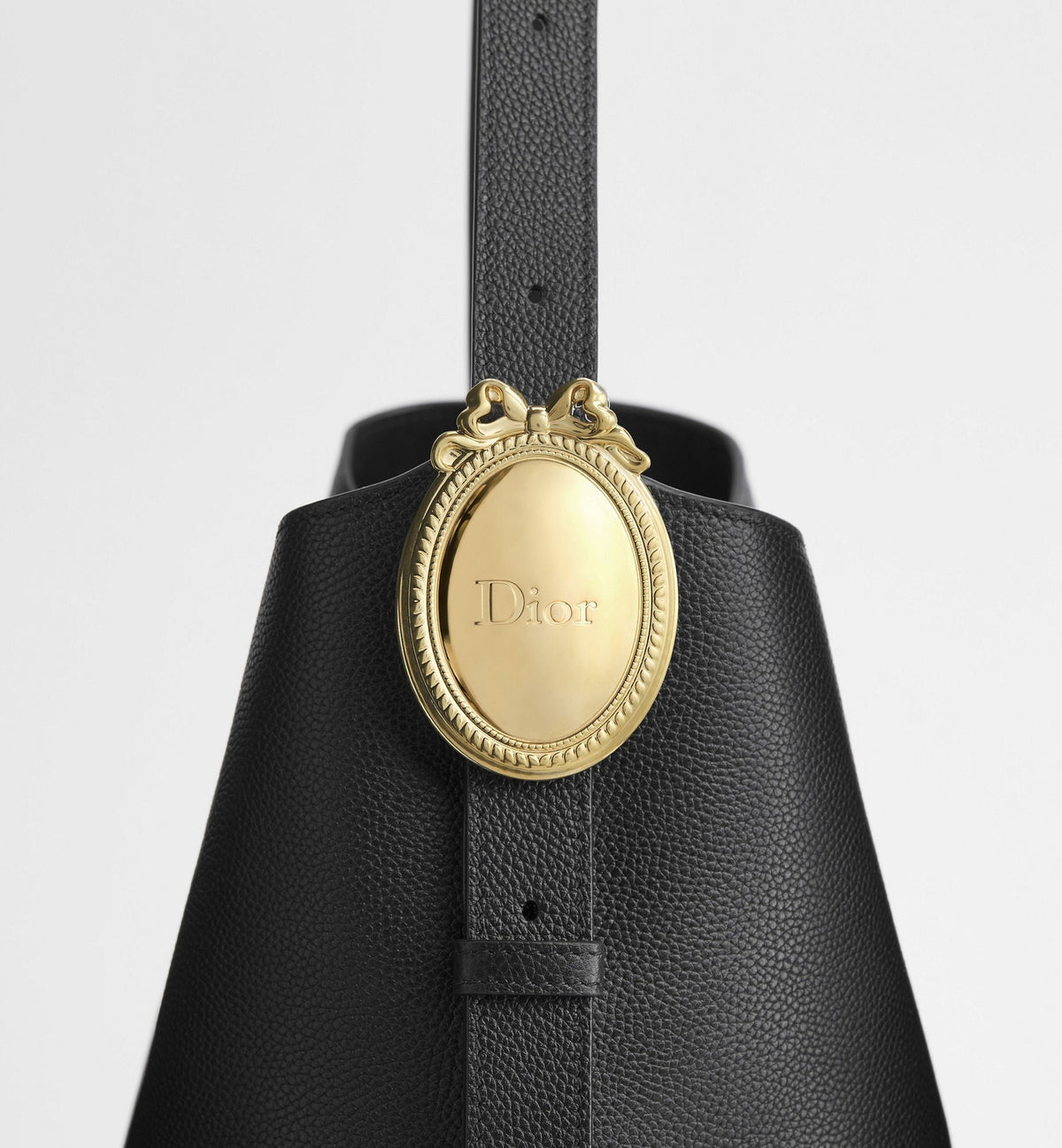 Medium Médaillon Bucket Luxury Handbag With Black Grained Calfskin And Signature Clasp