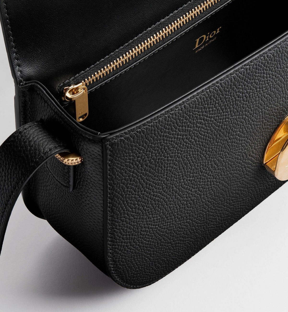 Medium Médaillon Flap Luxury Handbag With Grained Calfskin And Signature Clasp
