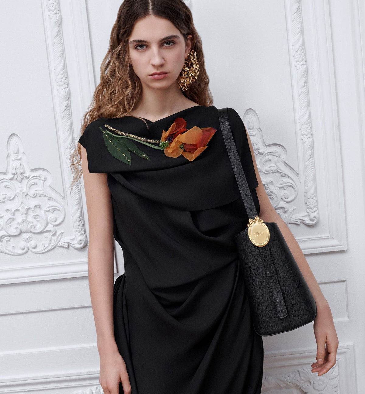 Medium Médaillon Bucket Luxury Handbag With Black Grained Calfskin And Signature Clasp