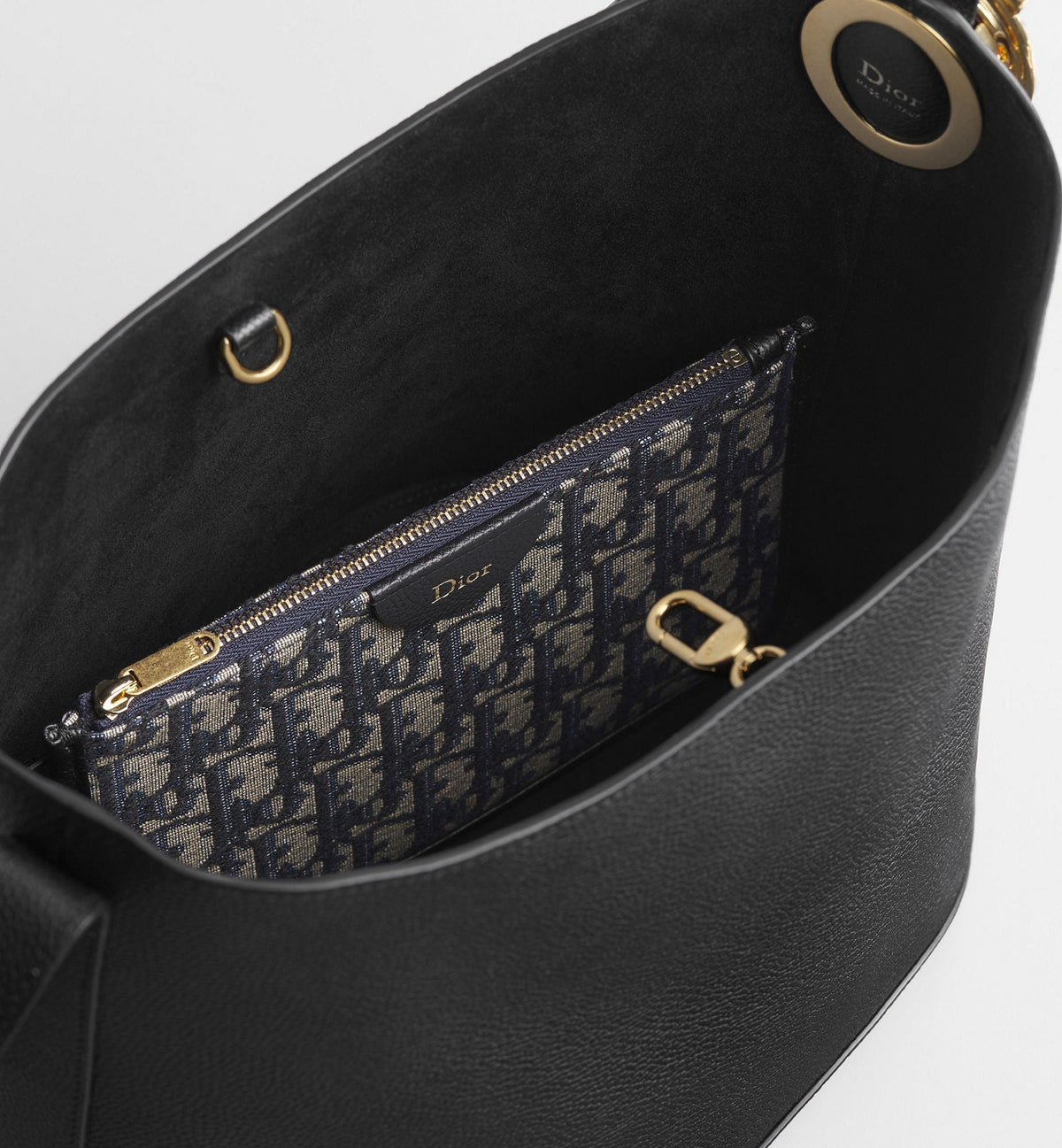 Medium Médaillon Bucket Luxury Handbag With Black Grained Calfskin And Signature Clasp
