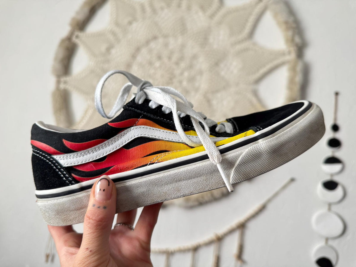 VANS classic sneakers black & white  flame skater Shoes,  Size 38