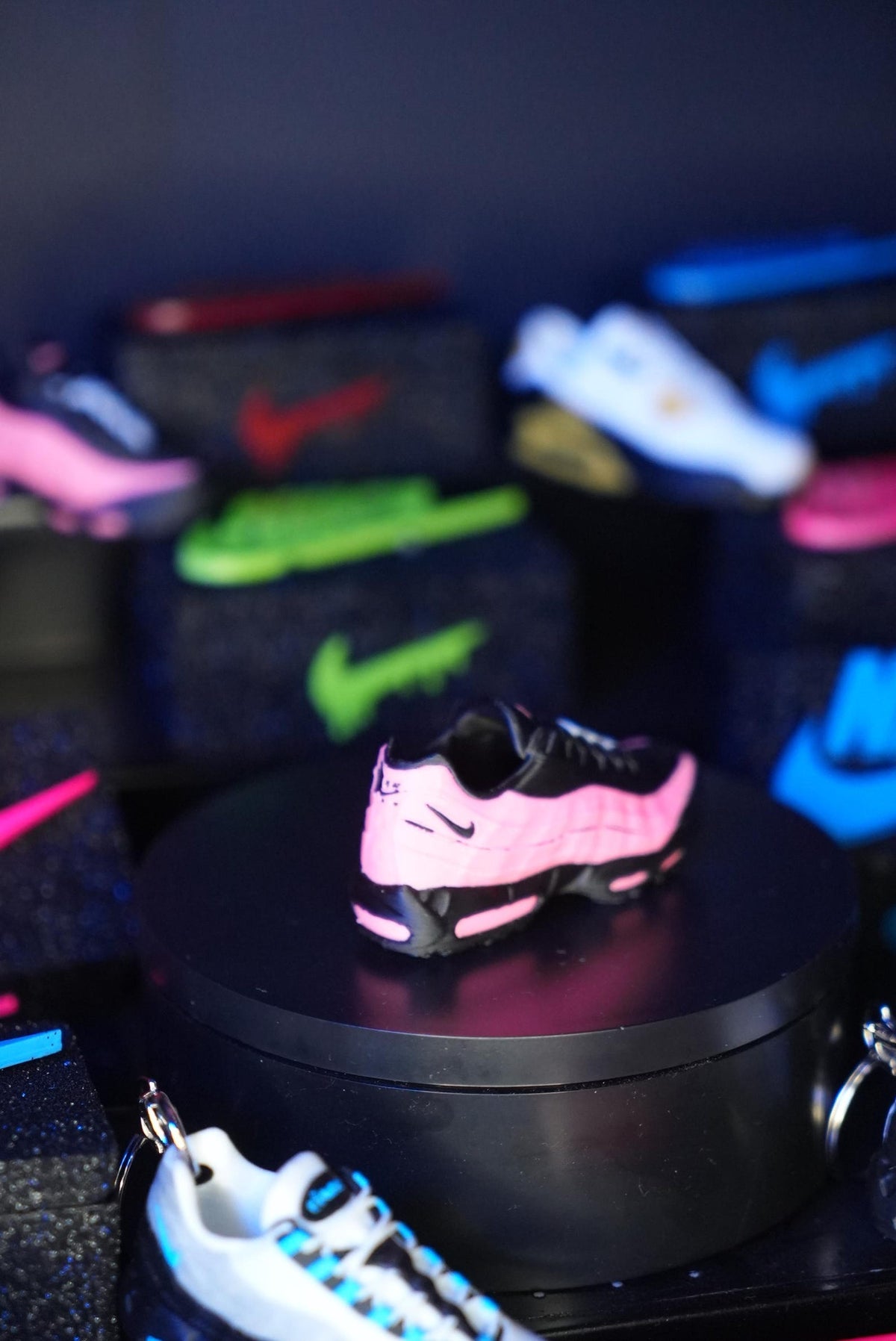 Pink Air Max 95 Keyring + Drip Box – Solid Sneaker Charm