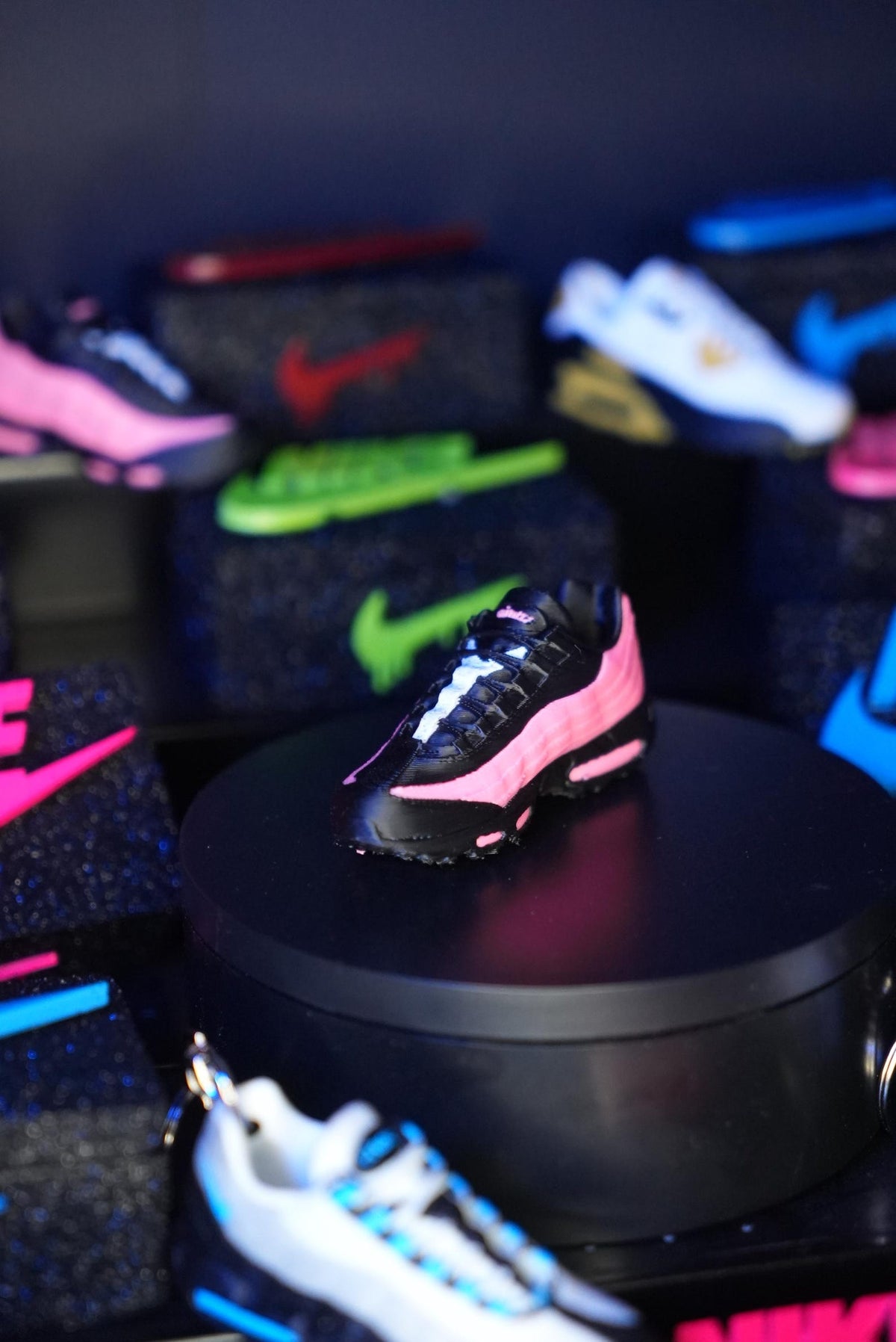 Pink Air Max 95 Keyring + Drip Box – Solid Sneaker Charm